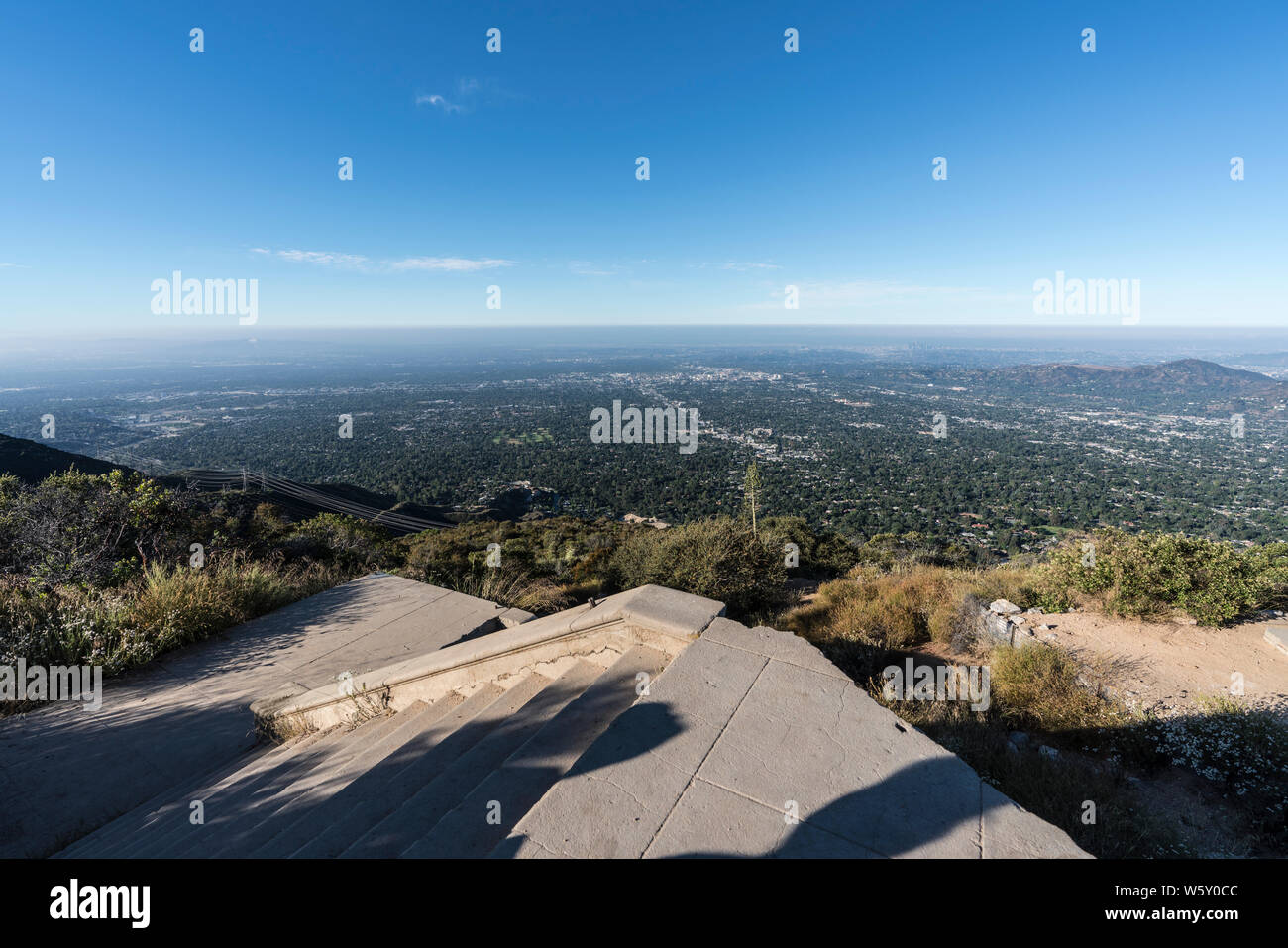 Storico hotel scalinata rovina sulla cima della montagna di eco in Angeles National Forest al di sopra di Los Angeles e a Pasadena in California del Sud. Foto Stock