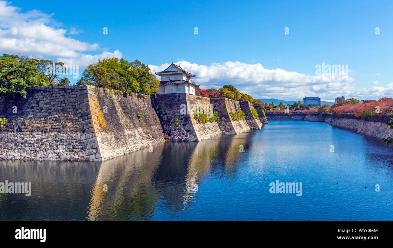 Il bel fogliame di autunno di gingko alberi e alberi di acero nel Castello di Osaka nella città di Osaka, Kansai, Giappone, 19 novembre 2018. Foto Stock