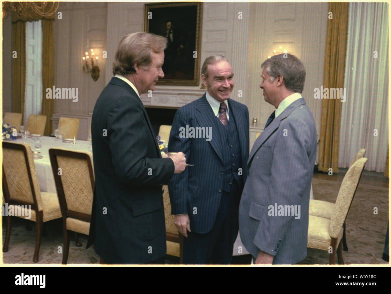 Altoparlante della casa sost. Thomas O'Neill, Jimmy Carter e il leader della maggioranza del Senato Senatore Robert Byrd visita durante un congresso prima colazione. Foto Stock