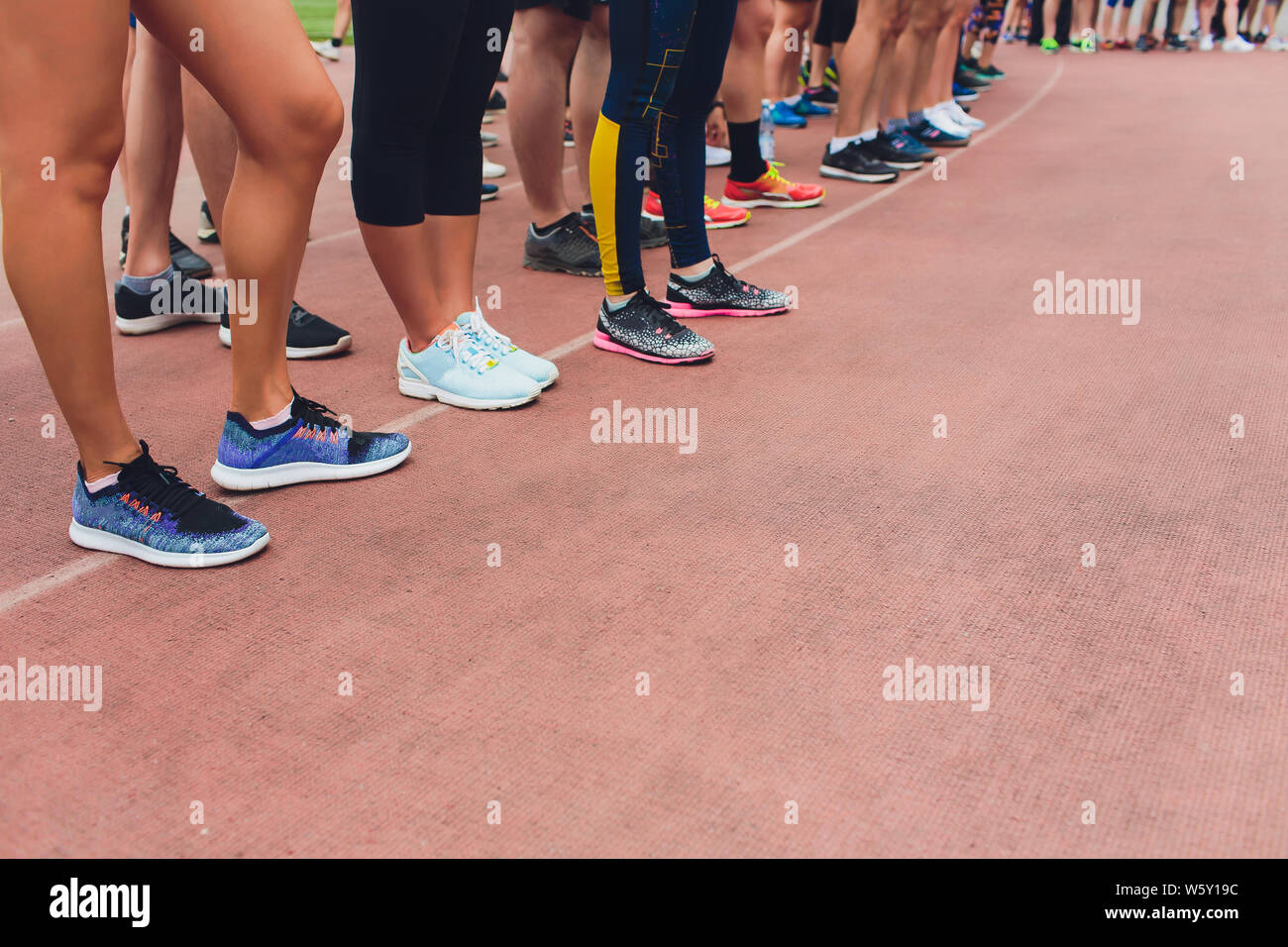 Dettaglio delle gambe dei corridori alla partenza di una maratona di gara. Foto Stock