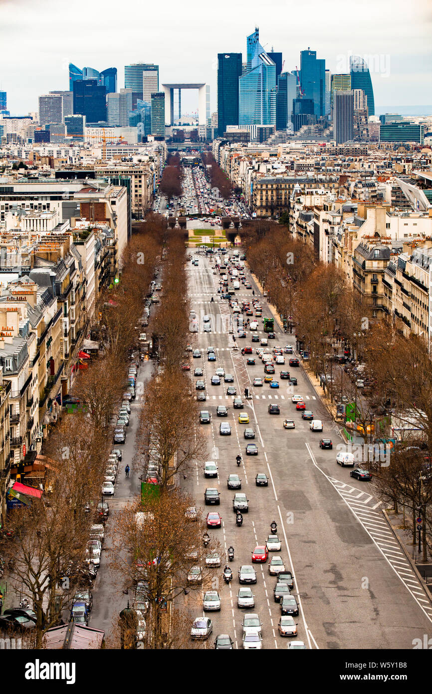 Paesaggio urbano di Parigi visto dalla cima dell'Arco di Trionfo dell'Étoile Foto Stock