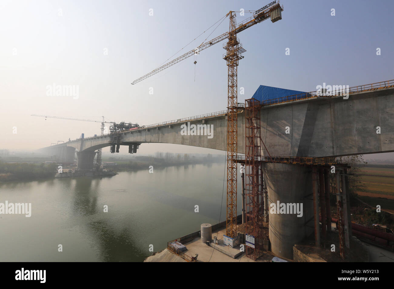 Il fiume Tanghe Ponte sul Zhengwan linea ferroviaria ad alta velocità che è in costruzione nel distretto di Xiangzhou di Xiangyang city, centrale della Cina di Hubei provin Foto Stock
