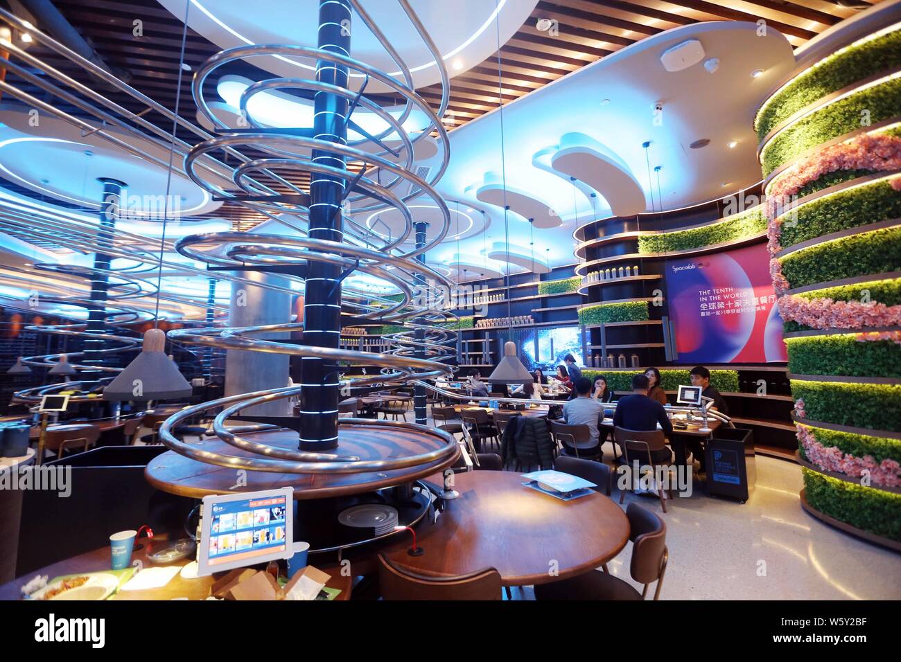 Vista interna del mondo la decima e Asia di terza astronave-ristorante a tema SPACELAB di Pudong, Shanghai, 29 novembre 2018. Il mondo di un decimo Foto Stock