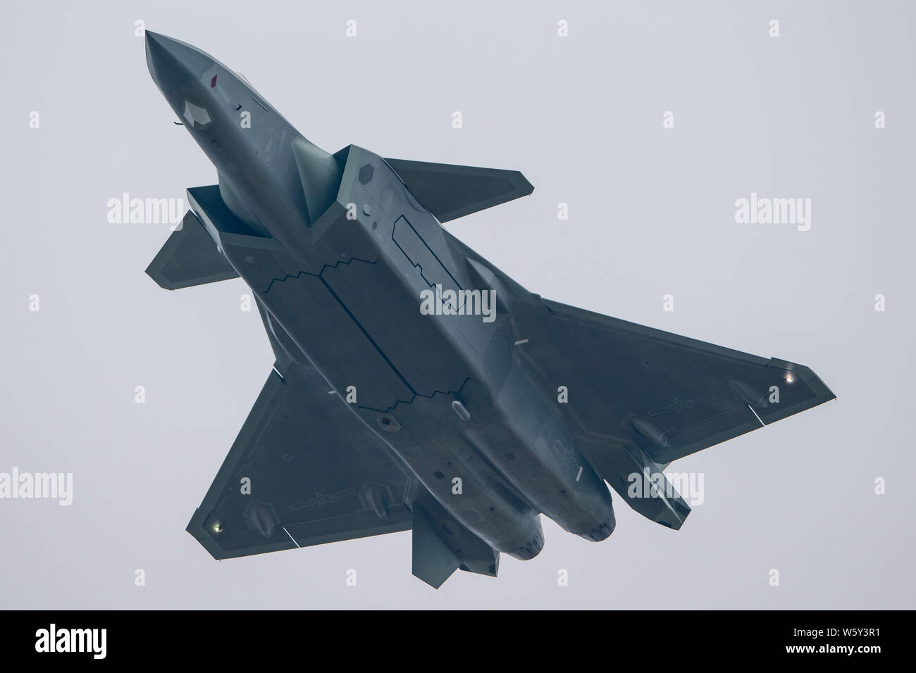 Un J-20 Stealth Fighter jet del popolo cinese della Esercito di Liberazione (PLA) Air Force vola durante un volo di prova in preparazione per la XII Cina I Foto Stock