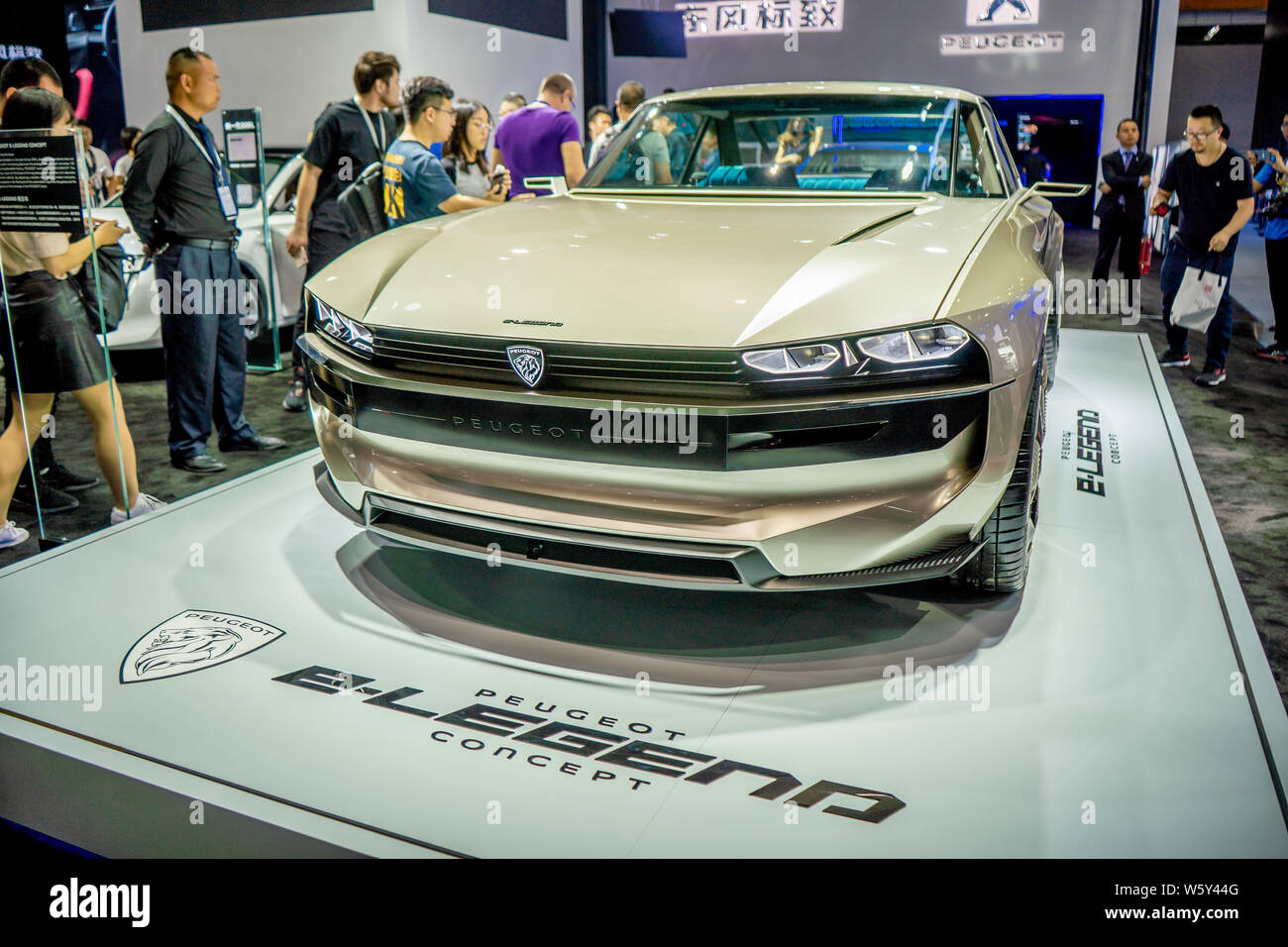 Una Peugeot e-leggenda concept car è sul display durante il XVI Cina (Guangzhou) Salone Internazionale dell'Automobile, noto anche come Auto Guangzhou 2018, Foto Stock