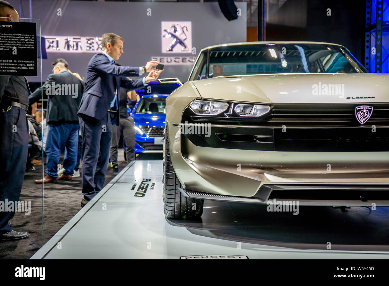 Una Peugeot e-leggenda concept car è sul display durante il XVI Cina (Guangzhou) Salone Internazionale dell'Automobile, noto anche come Auto Guangzhou 2018, Foto Stock