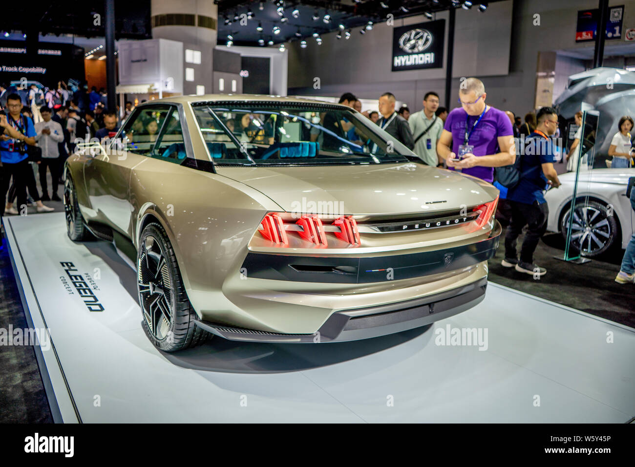 Una Peugeot e-leggenda concept car è sul display durante il XVI Cina (Guangzhou) Salone Internazionale dell'Automobile, noto anche come Auto Guangzhou 2018, Foto Stock
