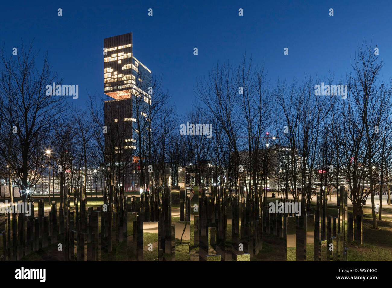 Elevazione del tramonto in tutta verde pubblico con giardino di sculture. La Stratford - Manhattan Loft Gardens, Londra, Regno Unito. Architetto: grattacieli Skidmore Owings & Foto Stock