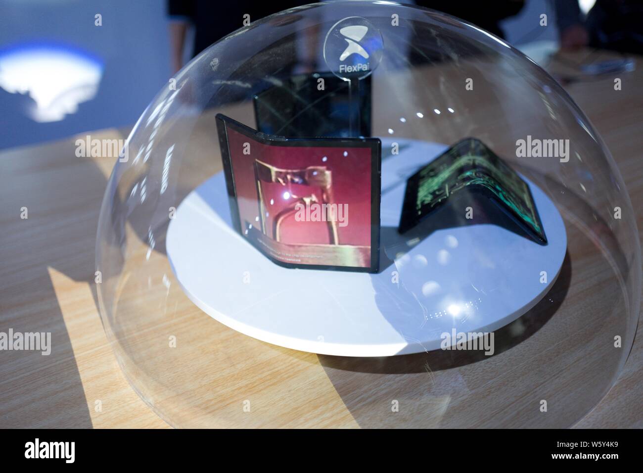 Il grande schermo di dispositivi pieghevole lanciato da Royole Corp, un produttore di display flessibili e dispositivi smart device, vengono visualizzati durante una pressa confere Foto Stock