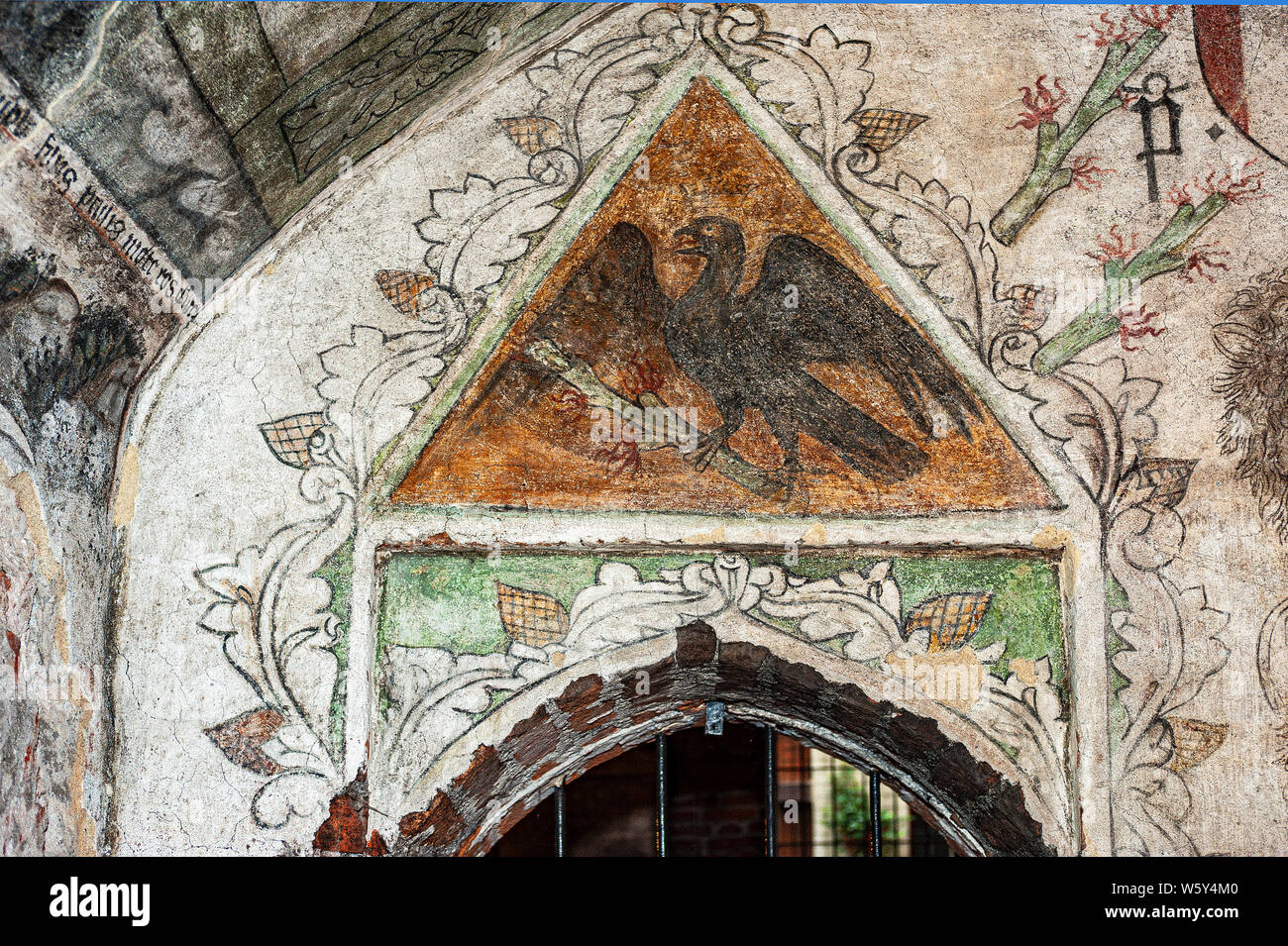 Italia Piemonte Romagnano Sesia Abbazia benedettina di San silano (San Silvano) cantina dei santi affreschi - Stemma - black eagle stilizzata con ali spiegate su sfondo giallo che rappresenta la sottomissione della nobile famiglia all'impero. Foto Stock