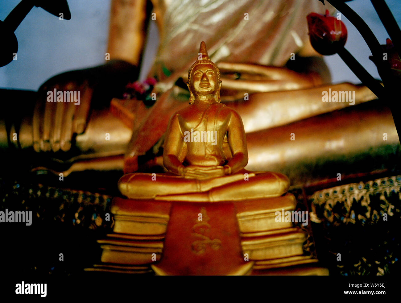 Il Buddha a Wat Mahathat in Bangkok in Thailandia nel sud-est asiatico in Estremo Oriente Foto Stock