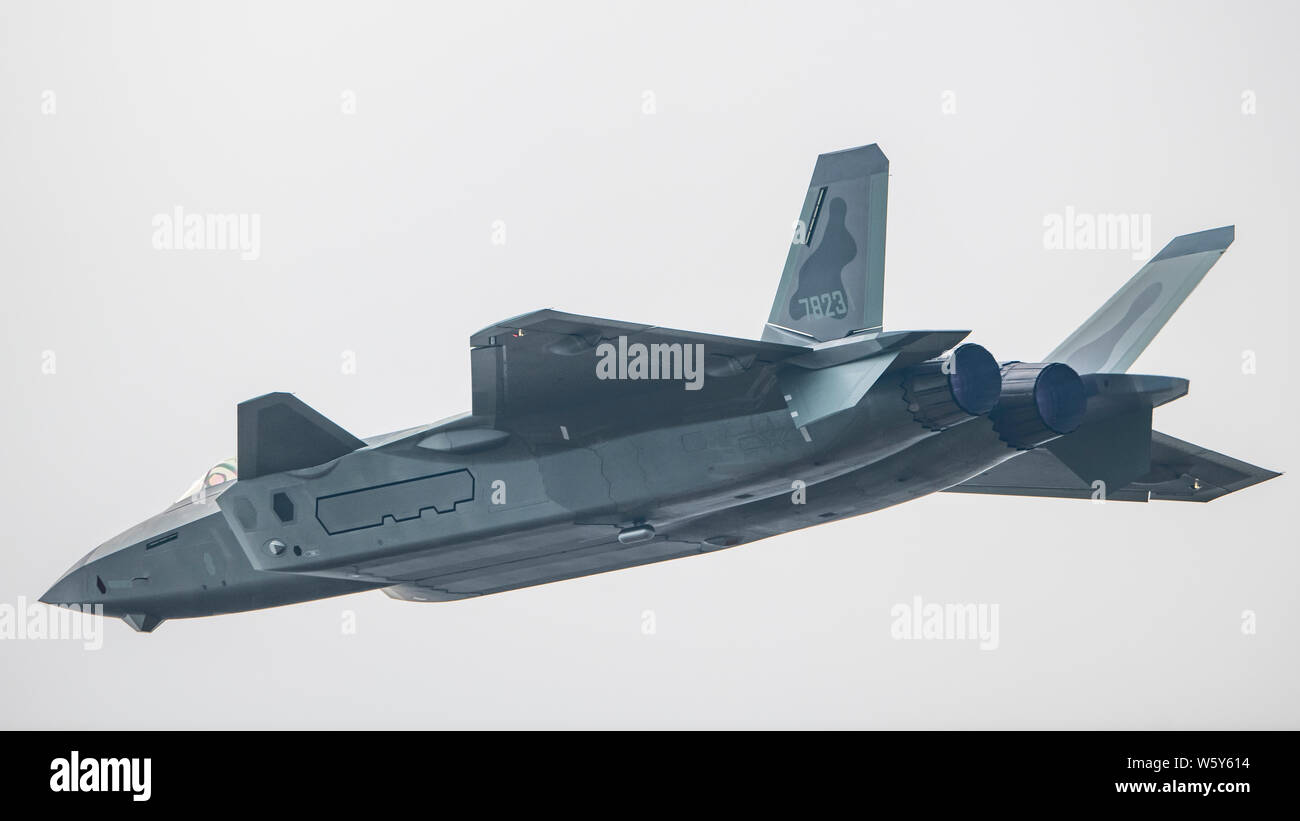 Un J-20 Stealth Fighter jet del popolo cinese della Esercito di Liberazione (PLA) Air Force vola durante un volo di prova in preparazione per la XII Cina I Foto Stock