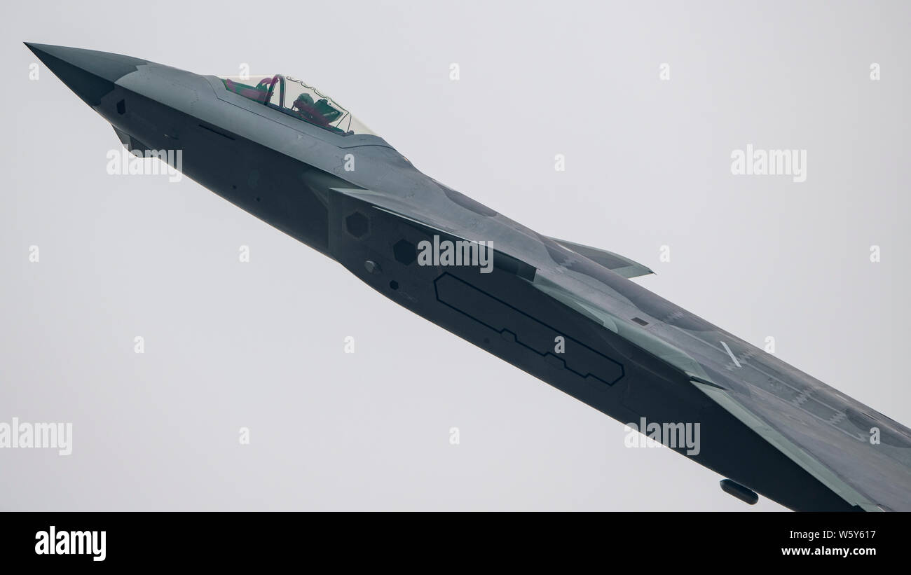 Un J-20 Stealth Fighter jet del popolo cinese della Esercito di Liberazione (PLA) Air Force vola durante un volo di prova in preparazione per la XII Cina I Foto Stock