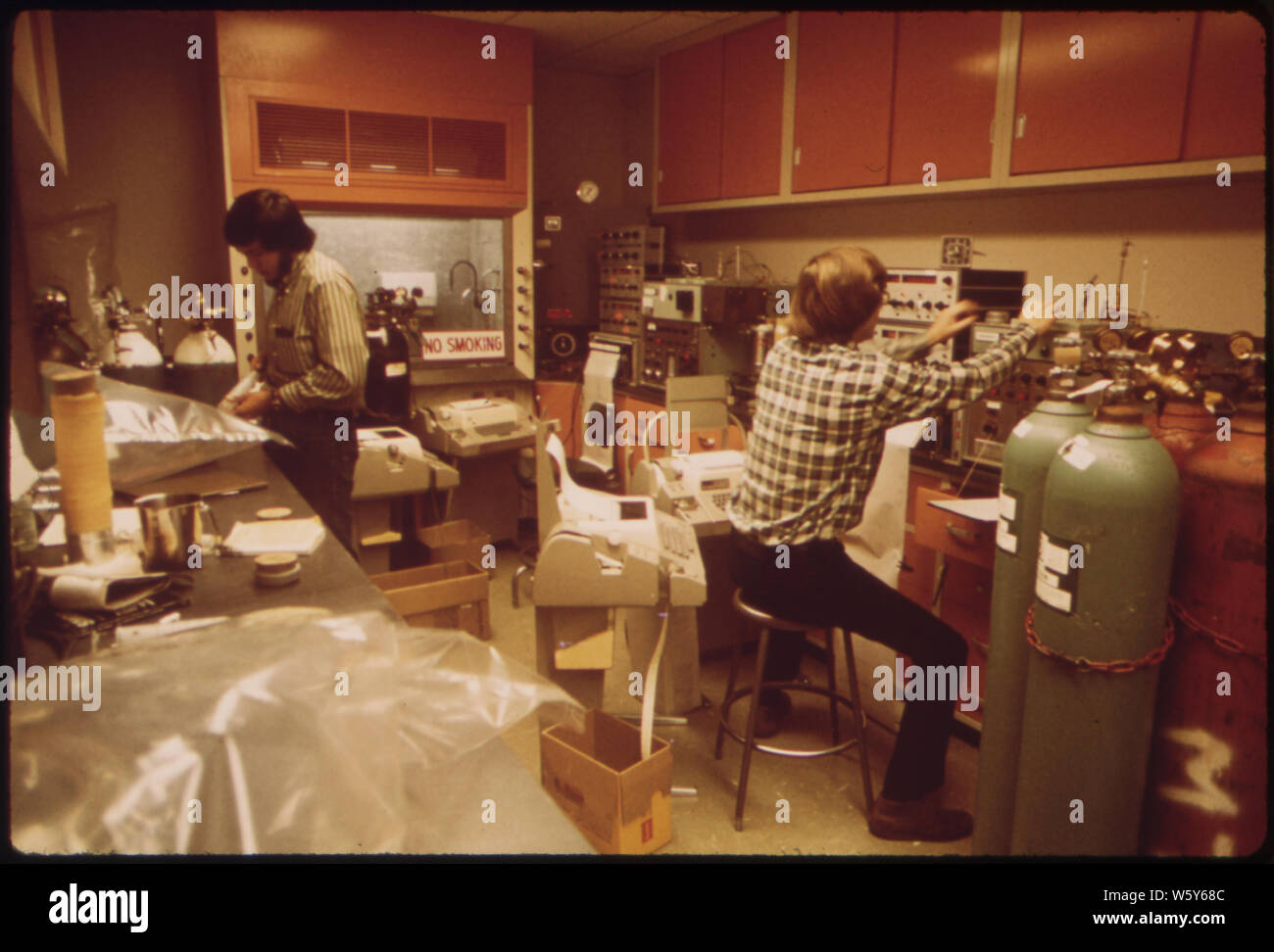 Il LOS ANGELES reattivo programma inquinanti (LARPP), è un luogo unico e multi-agenzia RICERCA DI INQUINAMENTO ATMOSFERICO studio promosso dal coordinamento del Consiglio Ricerca, un governo-industria Gruppo di ricerca. Al California Air Resources Board (CARB) Laboratorio, campioni di aria vengono eseguiti attraverso il test di macchine da personale CARB Foto Stock