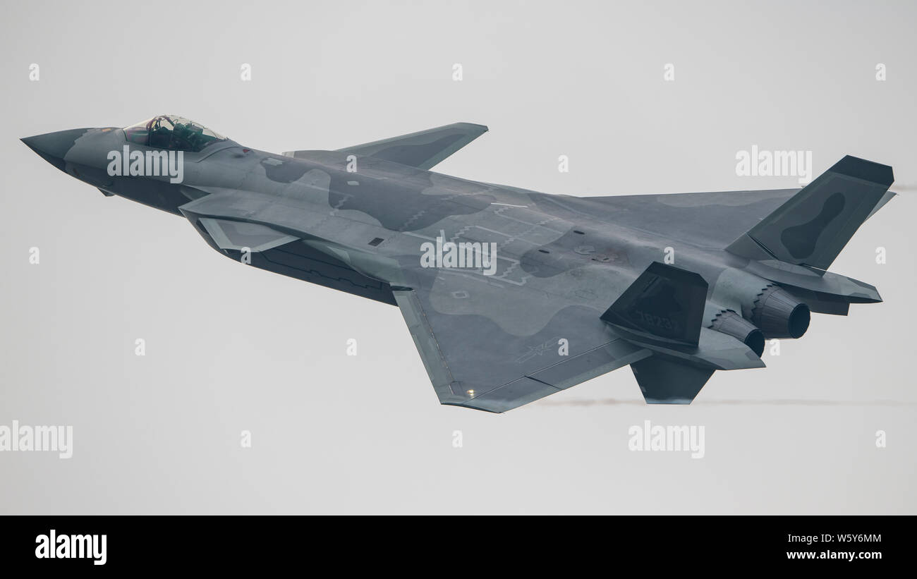 Un J-20 Stealth Fighter jet del popolo cinese della Esercito di Liberazione (PLA) Air Force vola durante un volo di prova in preparazione per la XII Cina I Foto Stock