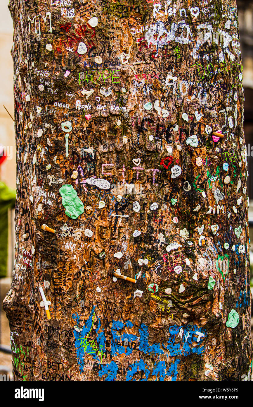 Oggetti di souvenir piccolo un bark di un albero vicino alla tomba dello zenzero James Douglas Morrison (le porte) a Parigi Foto Stock