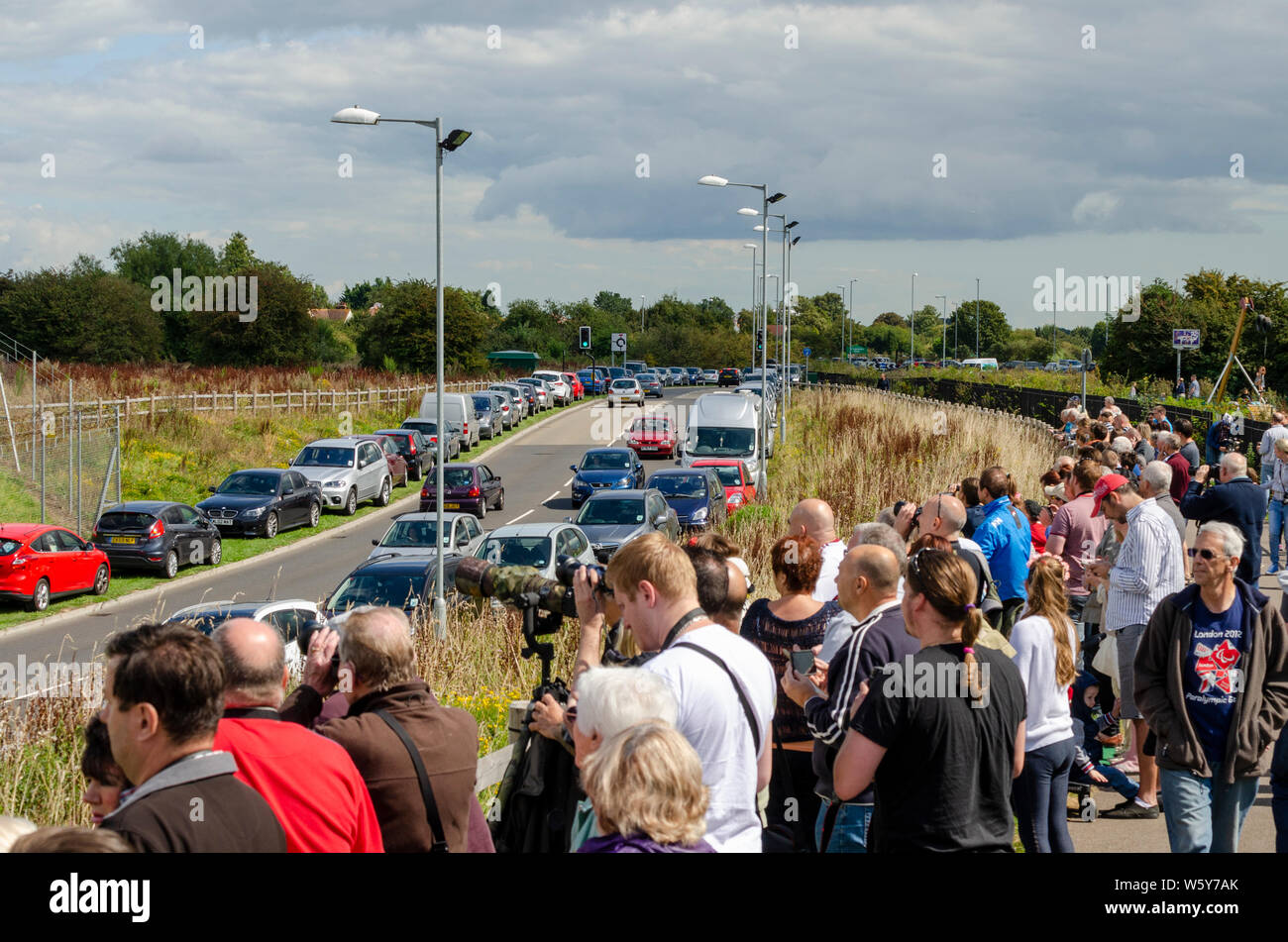 La folla di persone in attesa di vedere la Canadian Warplane Heritage Museum Avro Lancaster FM213, noto come Mynarski Lancaster a Londra aeroporto di Southend Foto Stock