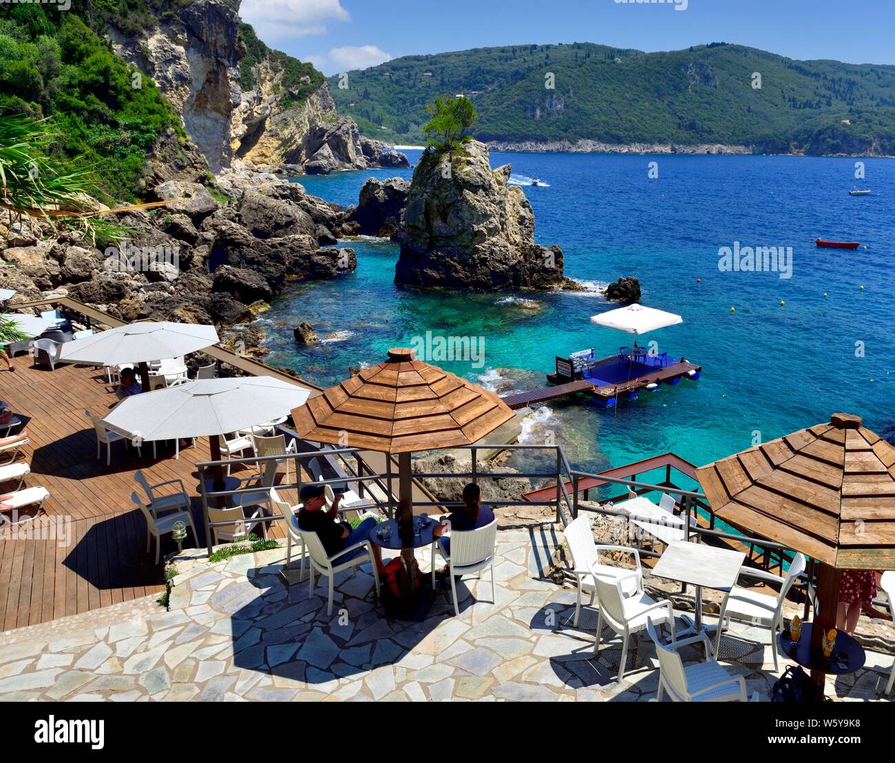 La Grotta Beach Bar,Paleokastritsa,Corfù, Grecia Foto Stock
