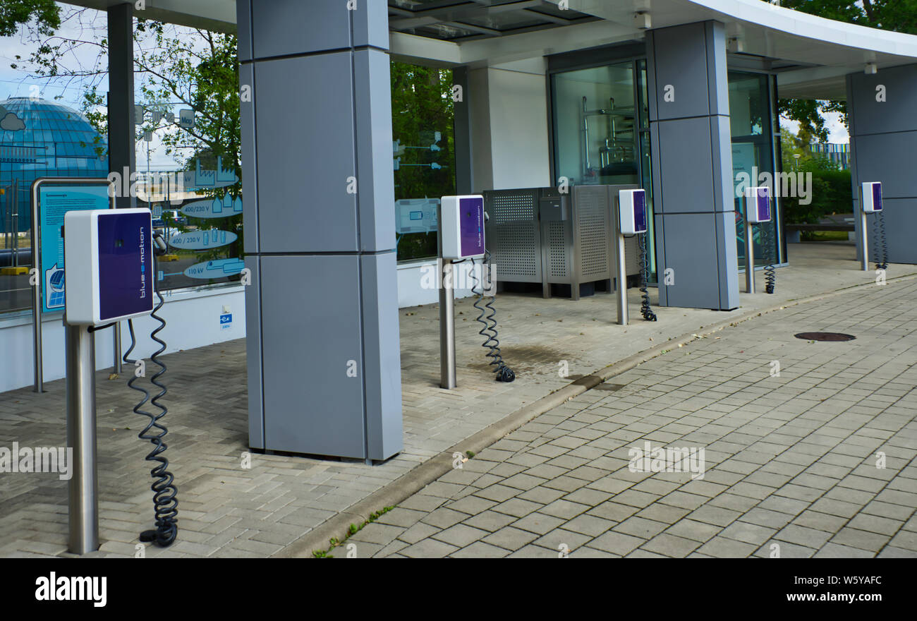 Wolfsburg, Germania, Luglio 7, 2019: piccole e compatte moduli di carica per la ricarica di auto elettriche a un elettrico stazione di riempimento Foto Stock