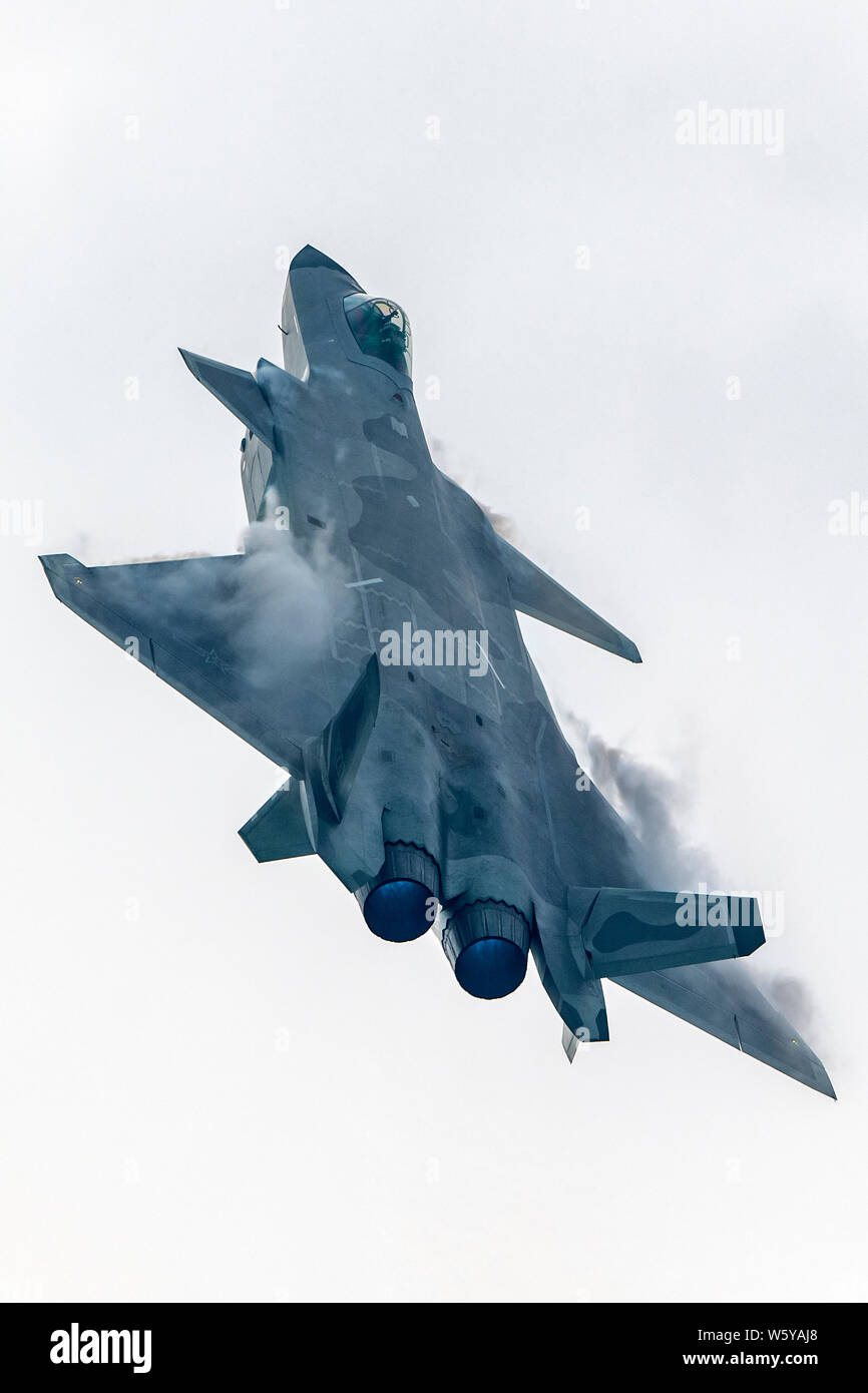 Un J-20 Stealth Fighter jet del popolo cinese della Esercito di Liberazione (PLA) Air Force vola durante un volo di prova in preparazione per la XII Cina I Foto Stock