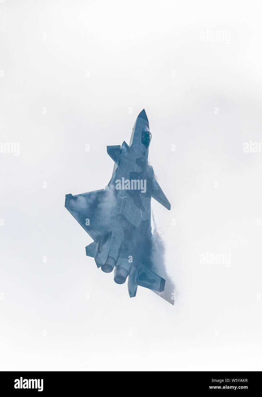 Un J-20 Stealth Fighter jet del popolo cinese della Esercito di Liberazione (PLA) Air Force vola durante un volo di prova in preparazione per la XII Cina I Foto Stock