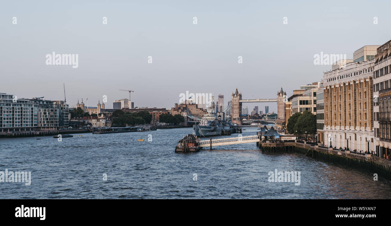 Vista panoramica del fiume Tamigi, HM Belfast e il Tower Bridge di Londra London Bridge, il fuoco selettivo. Il Tower Bridge è un simbolo iconico di Londra. Foto Stock