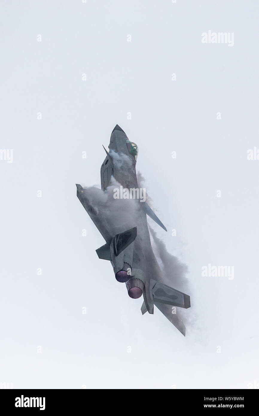 Un J-20 Stealth Fighter jet del popolo cinese della Esercito di Liberazione (PLA) Air Force compie durante il XII China International Aviation e aerospaziale Foto Stock