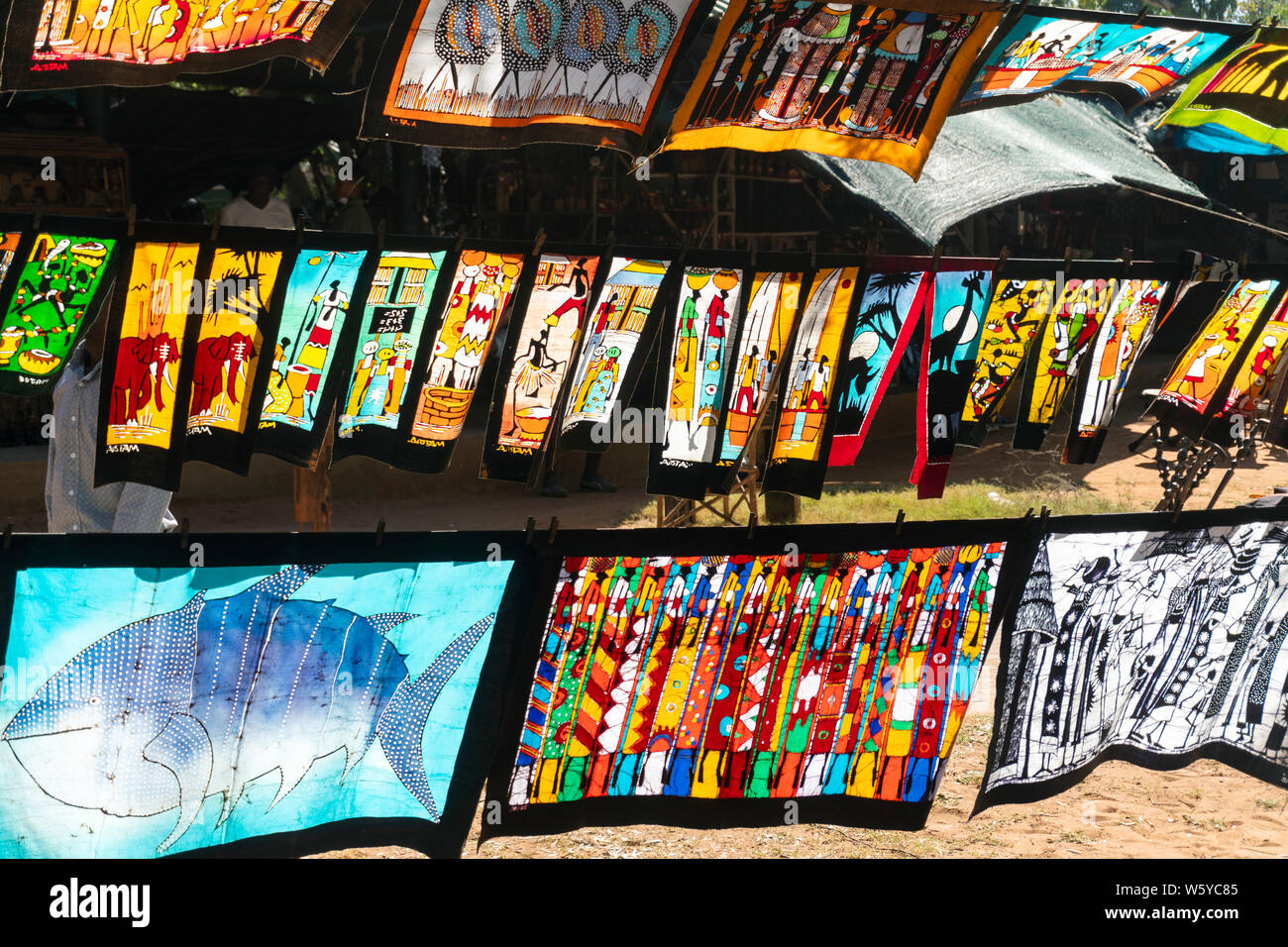 Batic colorati dipinti con tradizionali motivi africani a Maputo, Mozambico Foto Stock