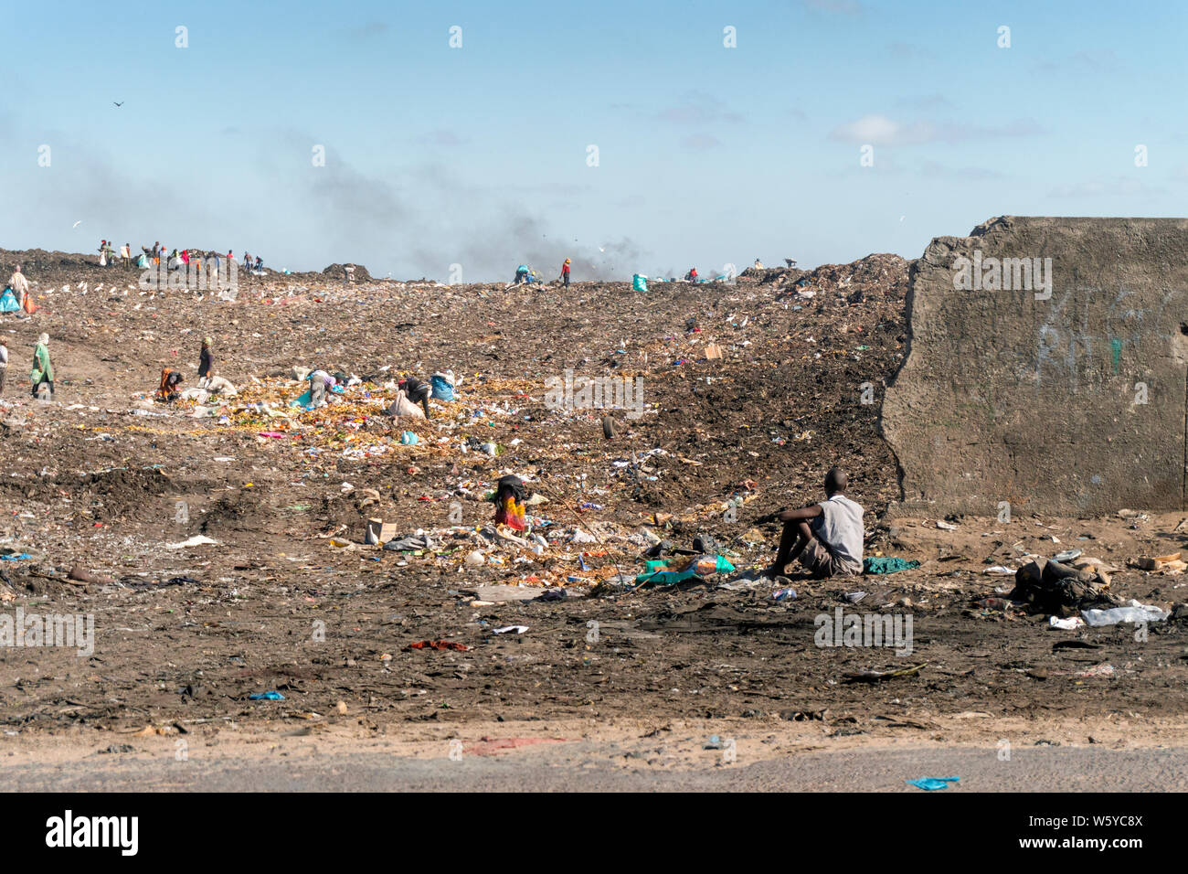 La gente la raccolta di risorse da una immensa discarica di rifiuti nella città capitale del Mozambico - Maputo. Foto Stock