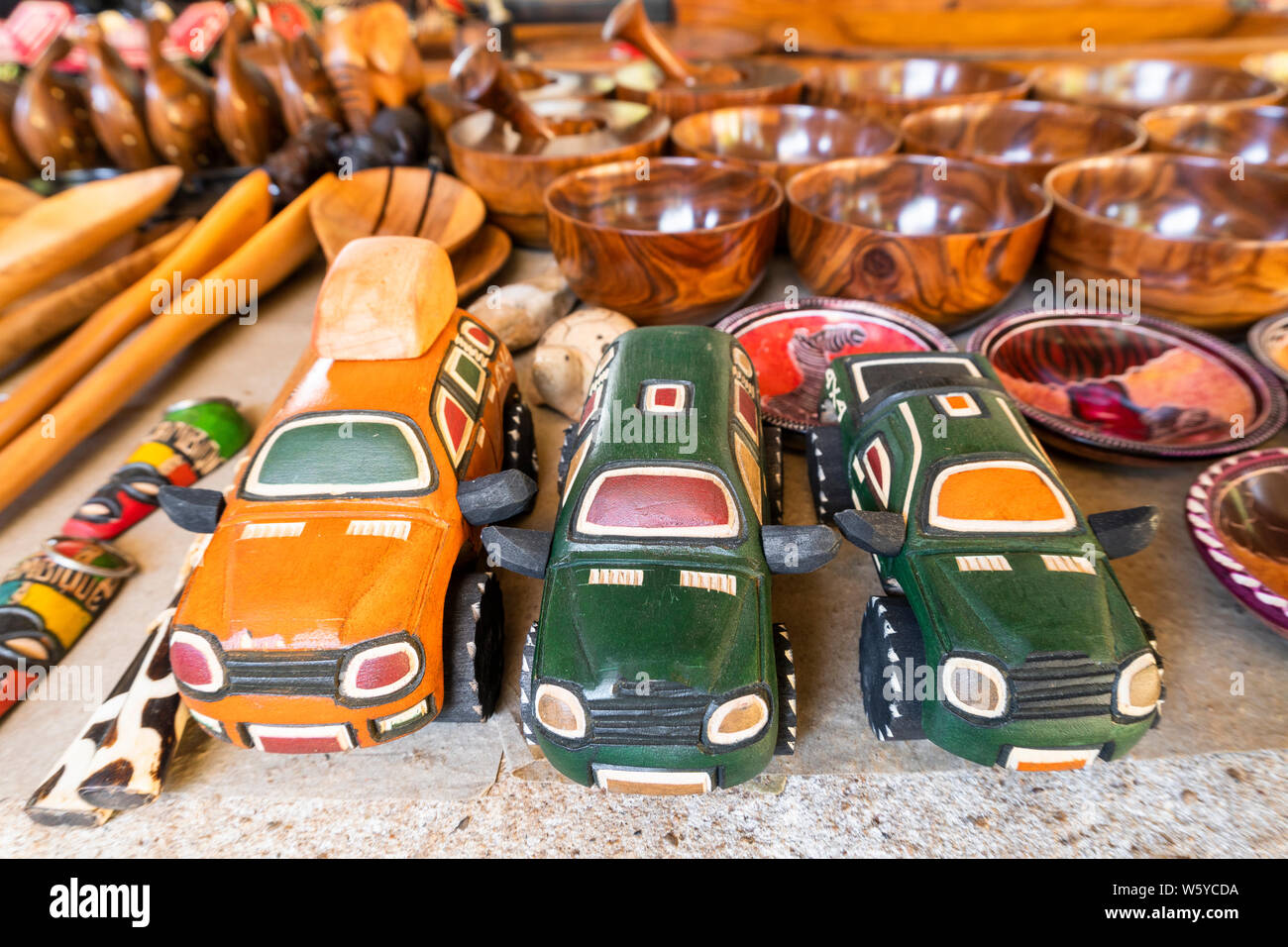 In legno africano arte souvenir venduti sul mercato aperto, FEIMA a Maputo, Mozambico Foto Stock