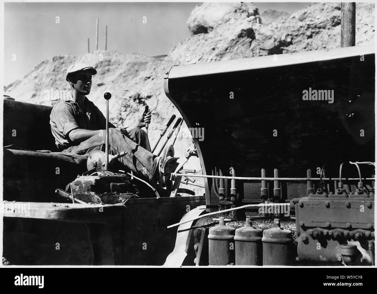 Il trattore skinner.; Portata e contenuto: fotografia dal volume due di una serie di album di foto per documentare la costruzione del Grand Coulee Dam e i relativi lavori sul bacino di Columbia progetto. Foto Stock