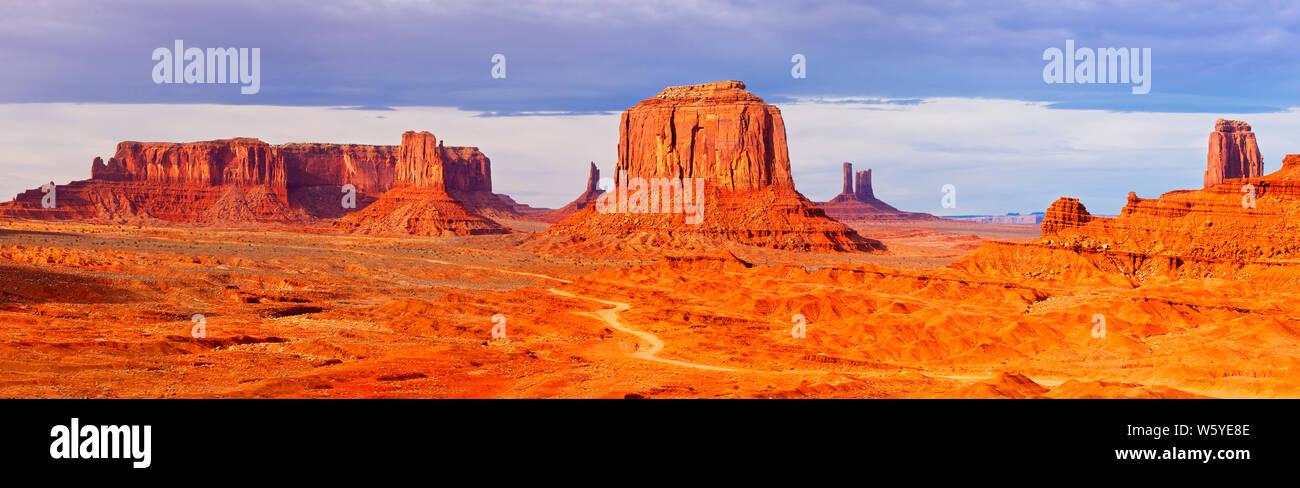 Il Monument Valley panoramic da John Ford Point, il parco tribale Navajo, Arizona, Stati Uniti d'America Foto Stock