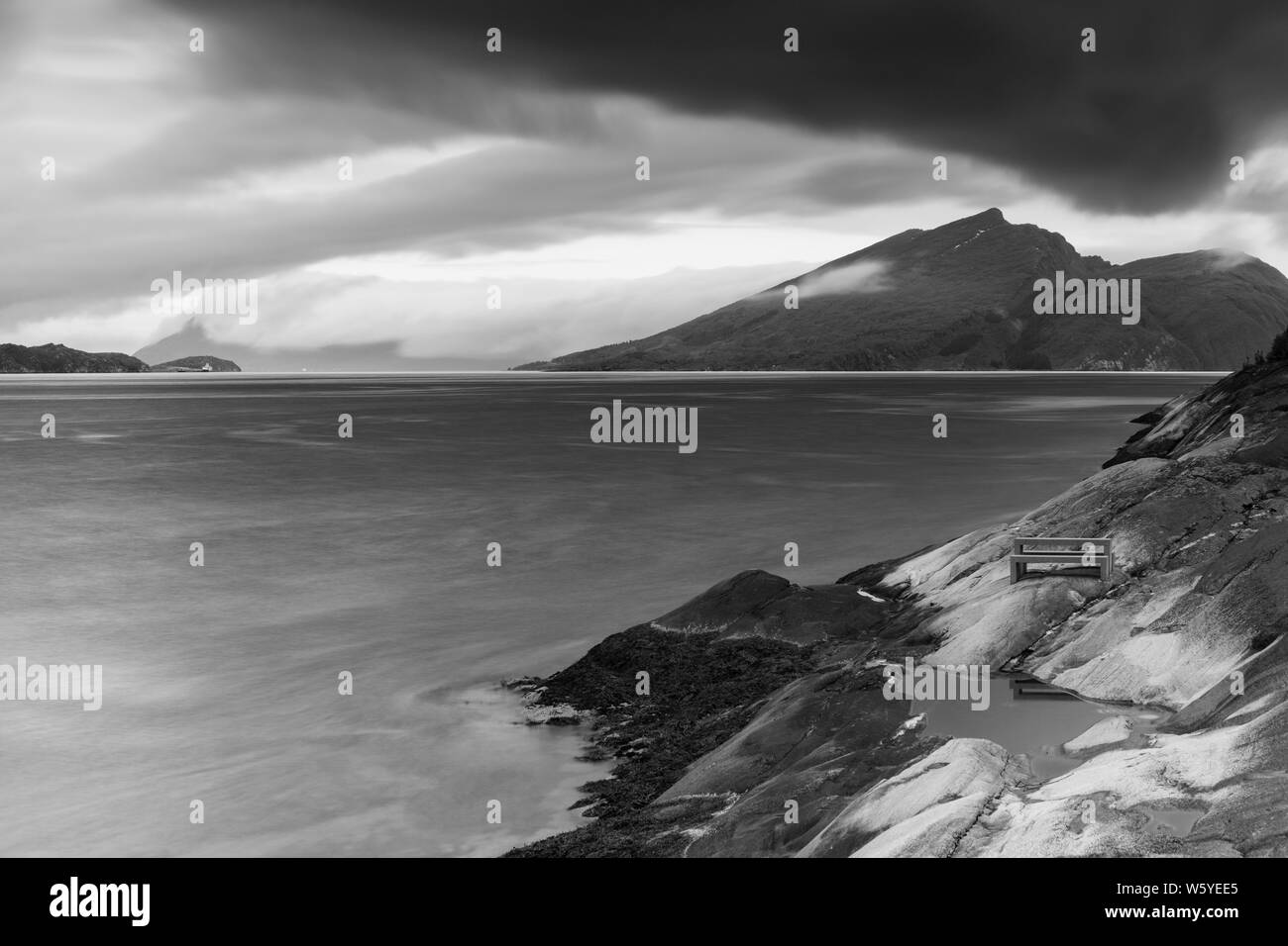 Vista serale oltre Sjona fjorden in bianco e nero con un cielo minaccioso, Norvegia Foto Stock