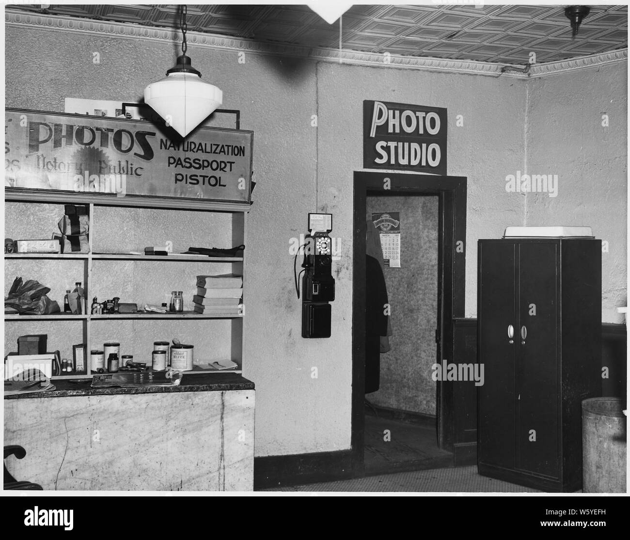 Stati Uniti vs. Julius & Ethel Rosenberg e Martin Sobell, governo presentano 32, fotografia di studio del fotografo Ben Schneider, campo di applicazione e il contenuto: sul successivo all ultimo giorno della prova Irving Saypol chiamato fotografo Ben Schneider come una smentita testimonianza. Schneider, studio nella foto in allegato 32, era situato a 99 Park Row, vicino alla piazza di Foley courthouse. Egli ha testimoniato che il sabato a metà giugno 1950 Julius e Ethel Rosenberg aveva passaporto fotografie scattate. Il perseguimento penale usato questo last minute testimonianza per suggerire il Rosenbergs erano pronti a fuggire in un paese straniero. Foto Stock