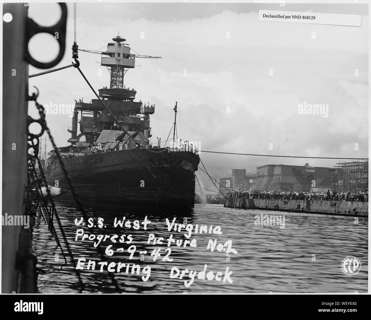 USS West Virginia progressi picture No.2 6-9-42; Inserendo drydock (FCP); campo di applicazione e il contenuto: questo è uno di una raccolta di fotografie di operazioni di salvataggio presso Pearl Harbor Naval Shipyard prese dal cantiere durante il periodo successivo all'attacco giapponese a Pearl Harbor che ha avviato la partecipazione degli Stati Uniti nella seconda guerra mondiale. Le fotografie sono trovati in un certo numero di file in diversi cantieri serie di record. Foto Stock