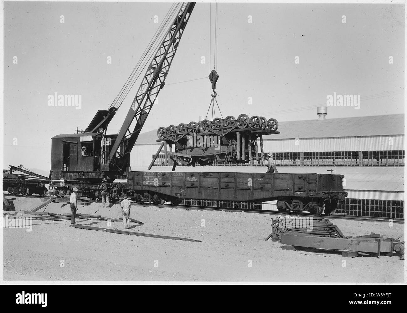 Carrello di scarico per 150-ton funivia permanente a Boulder City cantieri di storage. Questa unità pesa 19 tonnellate.; Portata e contenuto: fotografia dal volume due di una serie di album di foto per documentare la costruzione della Diga di Hoover, Boulder City, Nevada. Foto Stock