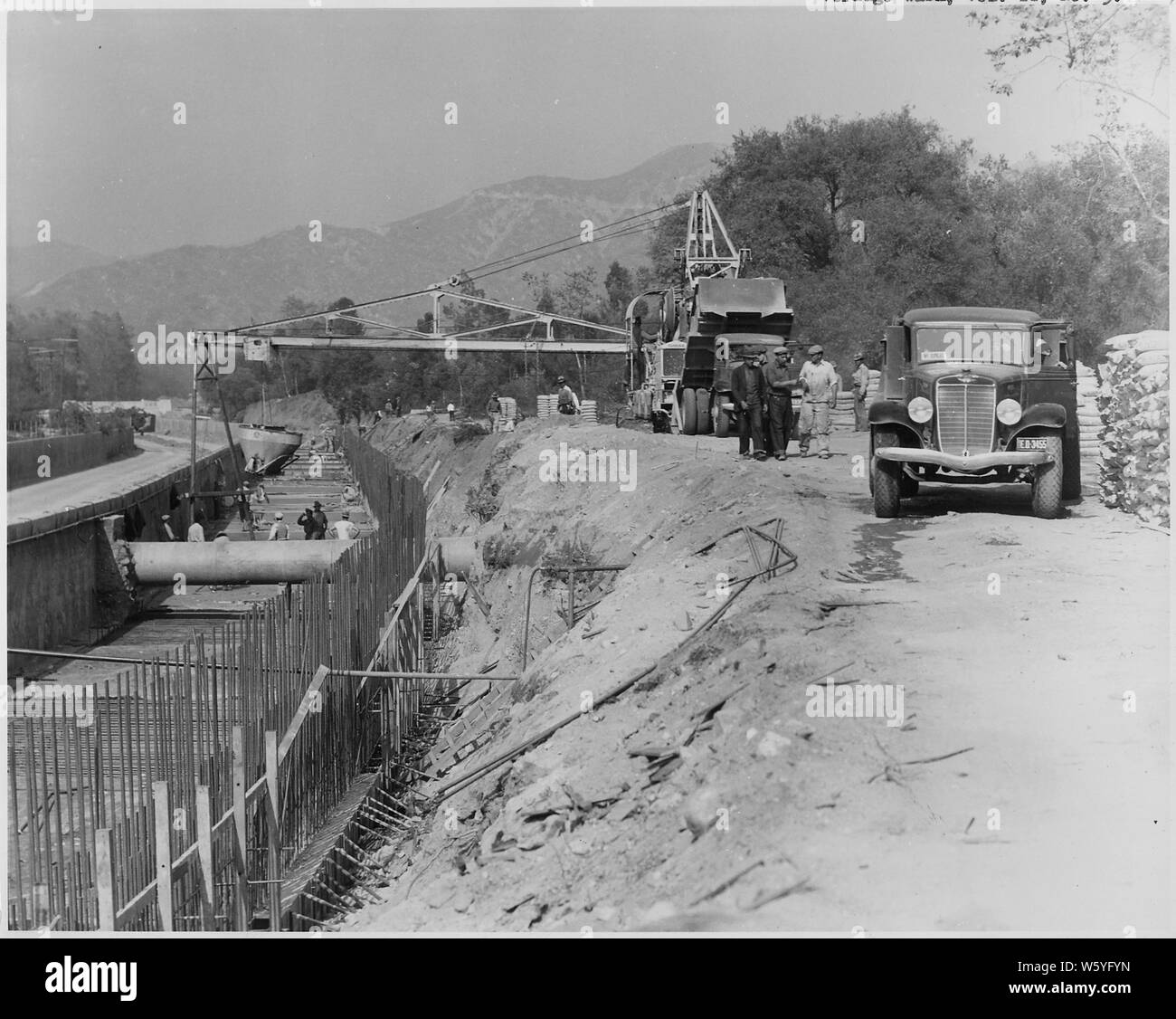 Verdugo Washington. Vista guardando il canale dalla sezione tra Glenoaks Blvd. e Royal Blvd. mostra betoniera immissione piano di tempesta di drenaggio per un canale laterale. Progetto 13-130-SER-lavoro noleggiato. Volume II, Picture no. 3, 1936. Foto Stock