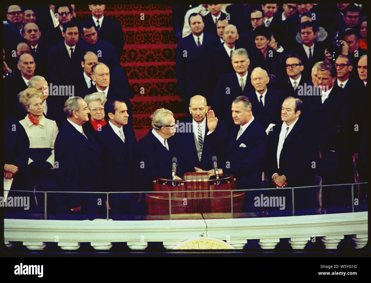 Il Vicepresidente eletto Agnew prende il giuramento, campo di applicazione e il contenuto: nell'immagine: Lyndon Baines Johnson, Richard M. Nixon, Everett Dirksen, ?, Spiro T. Agnew, Hubert H. Humphrey. Oggetto: Inaugurazione - 1969. Foto Stock