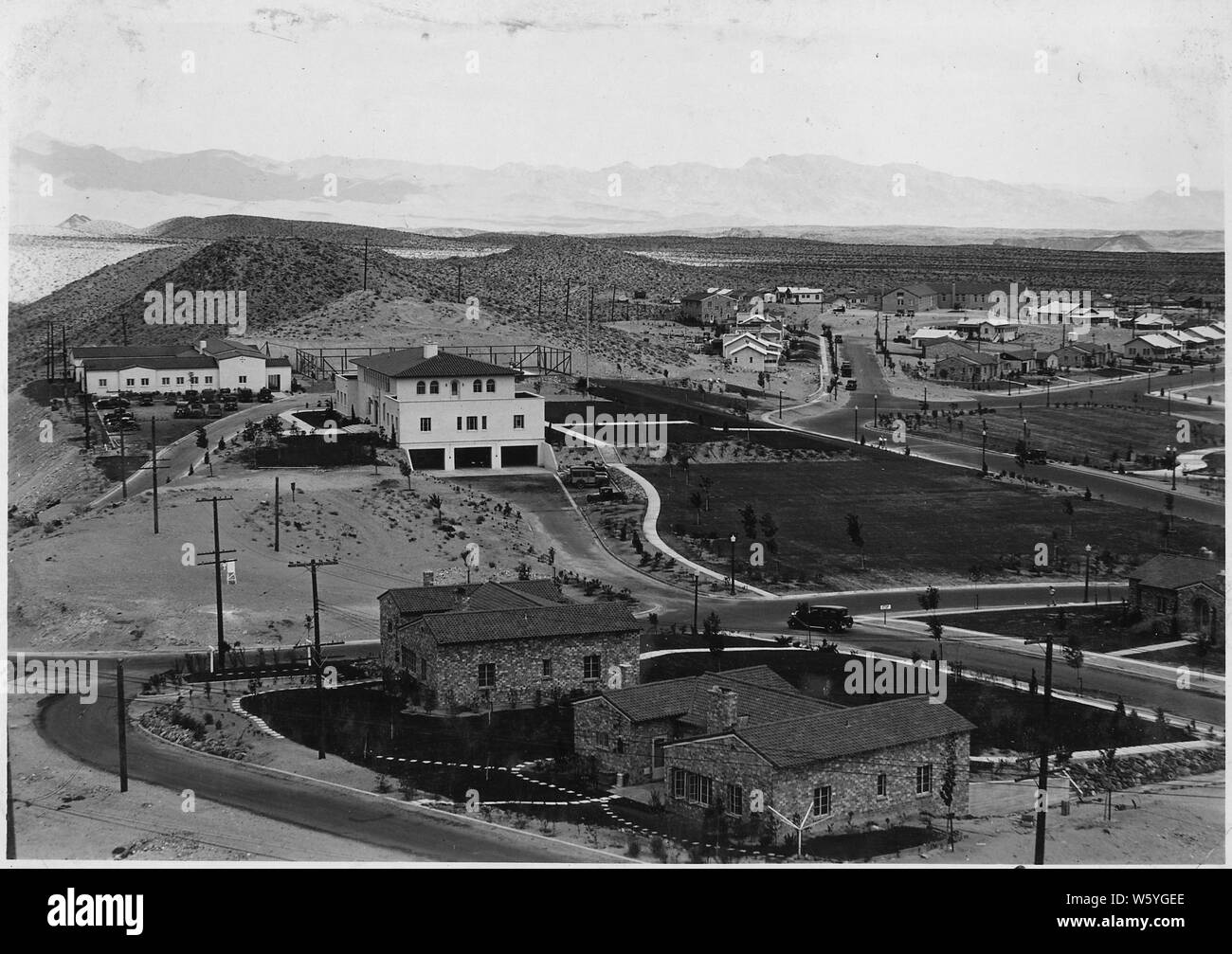 Vista di amministrazione Edificio area, Boulder City, che mostra lo sviluppo del paesaggio.; Portata e contenuto: fotografia dal volume due di una serie di album di foto per documentare la costruzione della Diga di Hoover, Boulder City, Nevada. Foto Stock