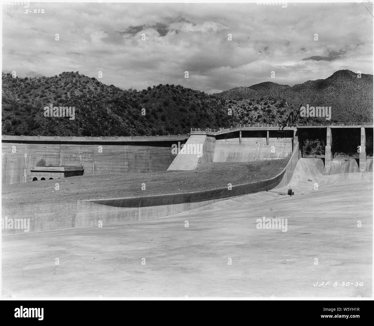Vista della porzione del canale sfioratore, mostrando canaletta e la parete destra.; Portata e contenuto: fotografia dal volume di uno di una serie di album di foto per documentare la costruzione della diga di Roosevelt, Stewart diga, e di altri lavori connessi sul sale River Project in Arizona. Foto Stock