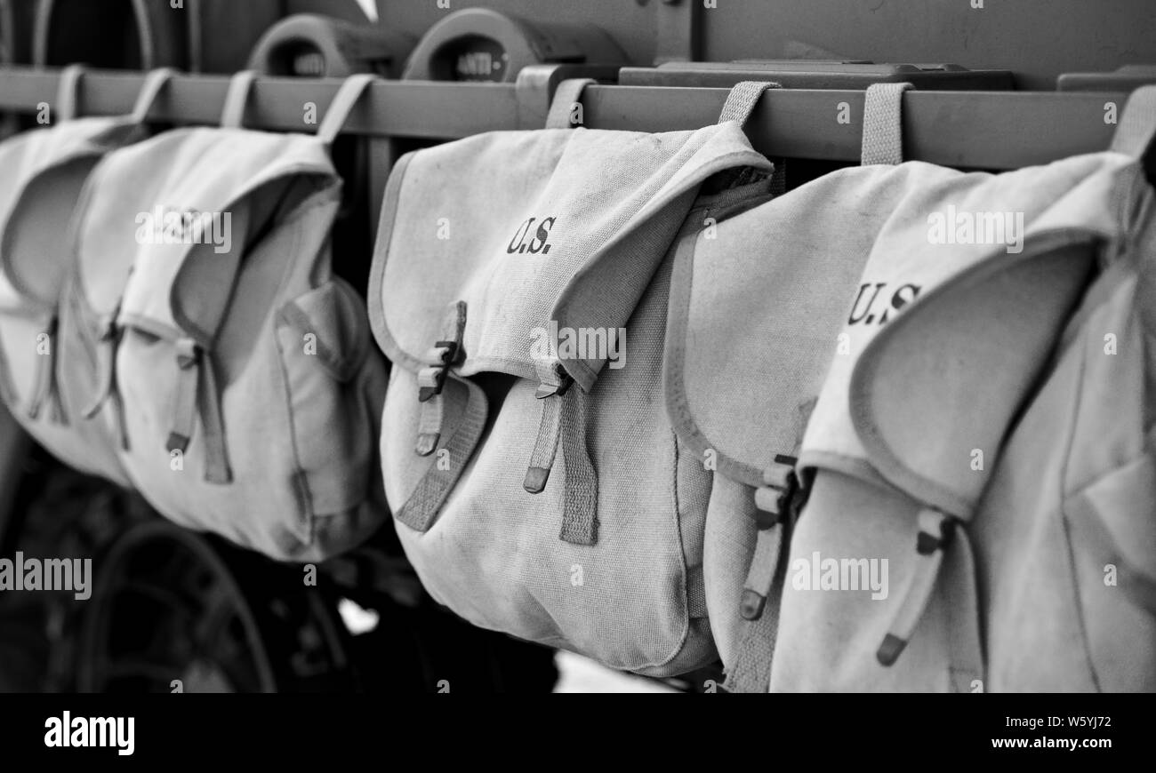 Esercito degli Stati Uniti borse su un 1940s americano di personale armato portante M3 a mezza via Foto Stock