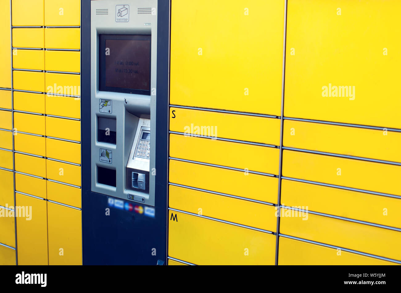 Terminale self service per i pacchi postali con facciata di colore giallo. Concetto: consegna, auto, facile. Foto Stock