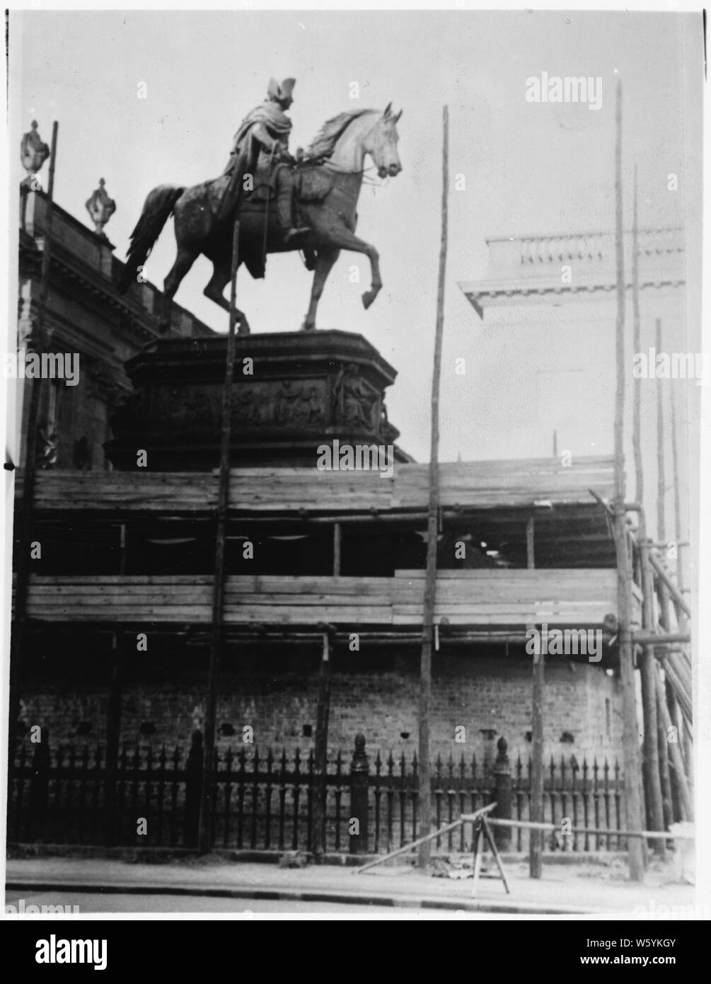 Durante la Seconda guerra mondiale: Europa: Germania; Protezione Civile; tedeschi preparare l offensiva britannica dalla copertura di monumenti - Qui il re Federico di Prussia è circondato da pareti in calcestruzzo Foto Stock