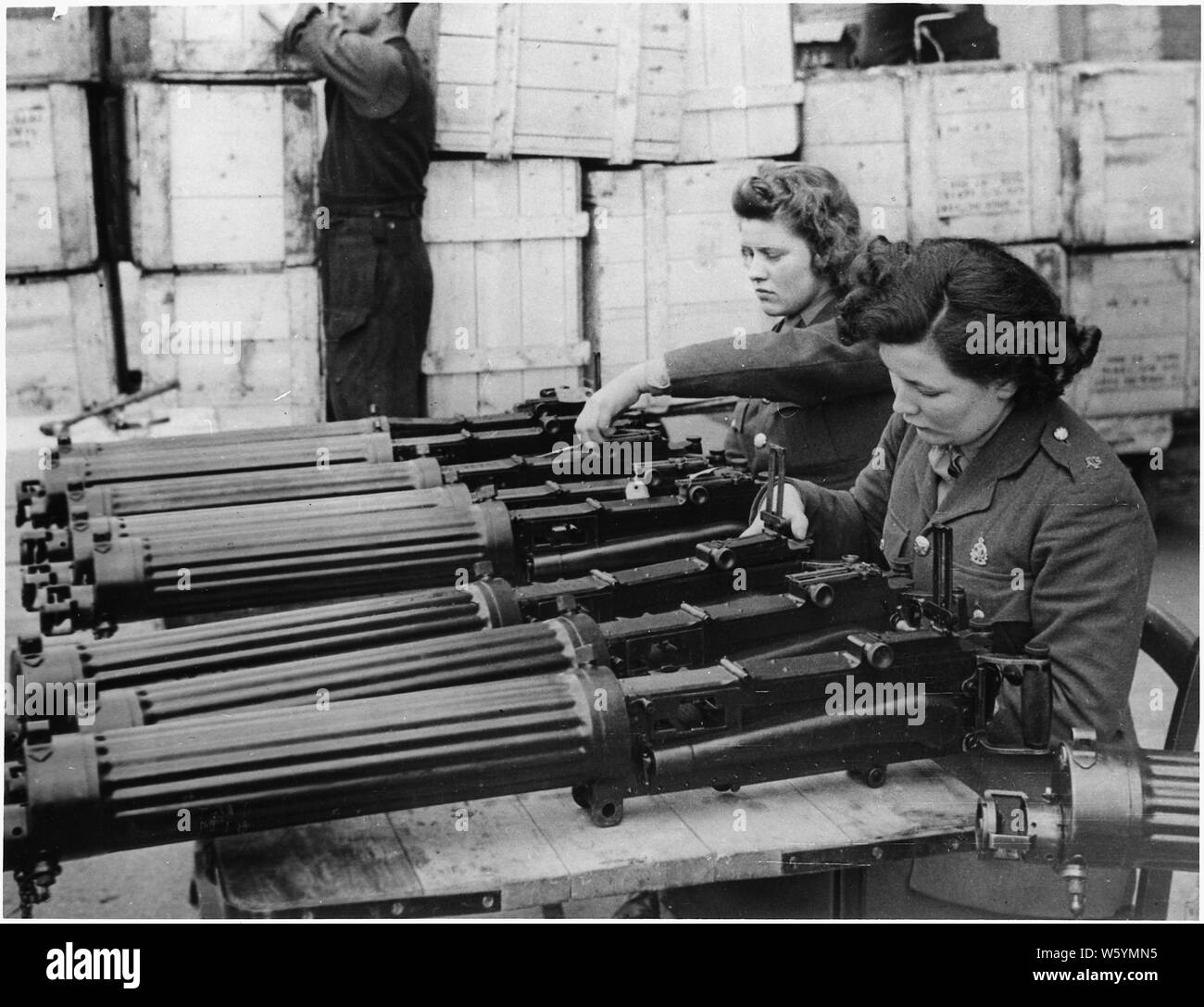 Raffreddati ad acqua pistole di macchina appena arrivati DAGLI STATI UNITI D'AMERICA sotto lend lease sono sottoposti a un controllo presso un deposito di munizioni in Inghilterra. Foto Stock