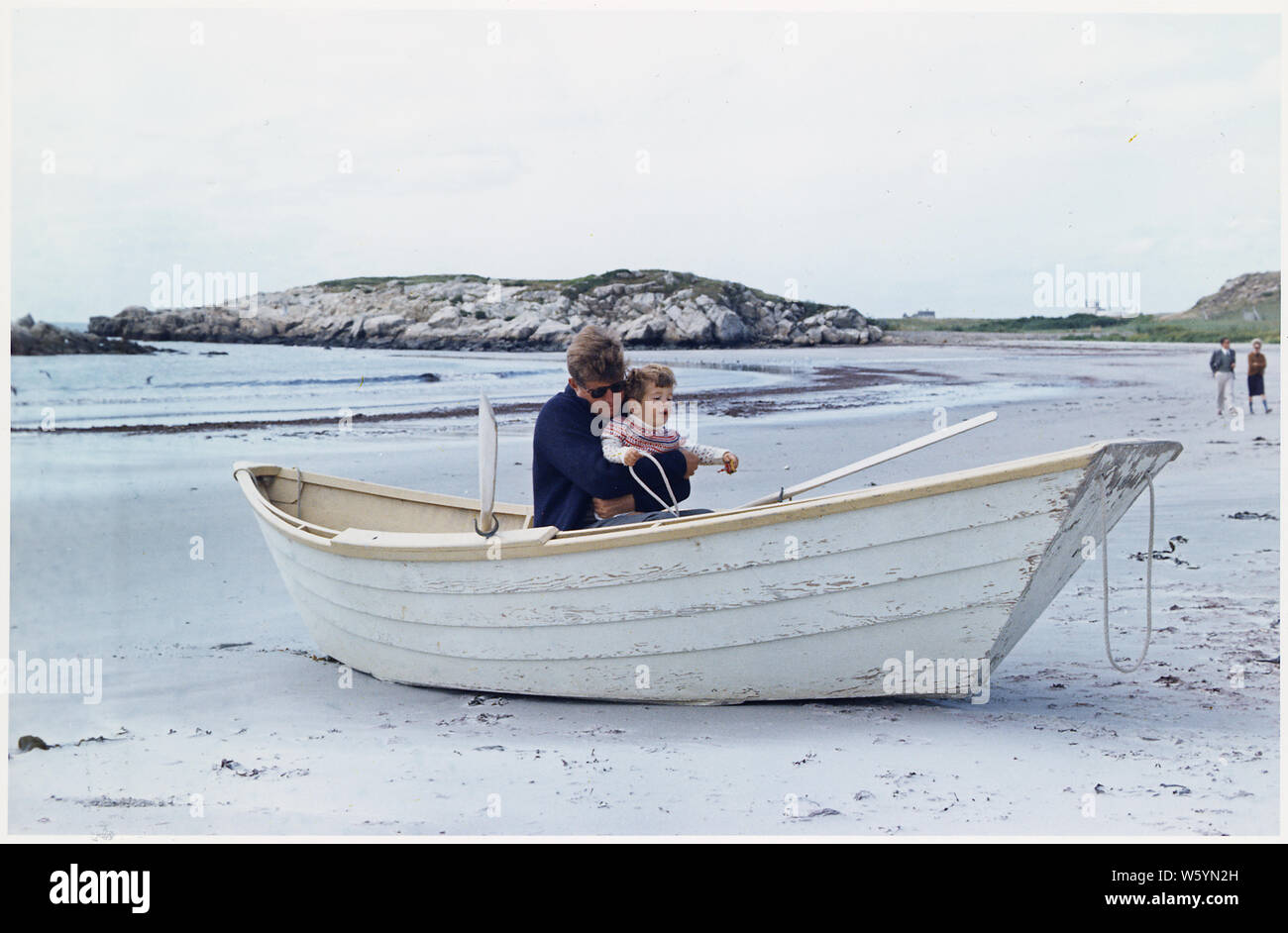 Weekend a Newport. Presidente Kennedy, John F. Kennedy Jr., in spiaggiata canotto. Newport, RI, spiaggia Bailey. Foto Stock