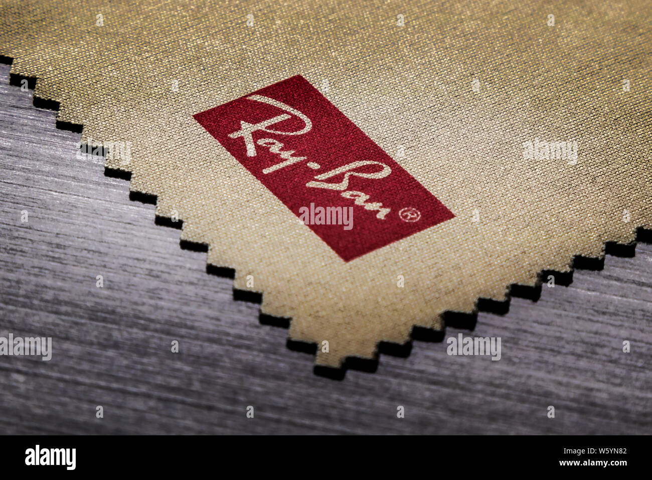 SIOFOK / UNGHERIA - luglio 8, 2019: commerciale a trama il logo del marchio di occhiali da sole Ray-Ban sulla cancellazione ufficiale Foto Stock