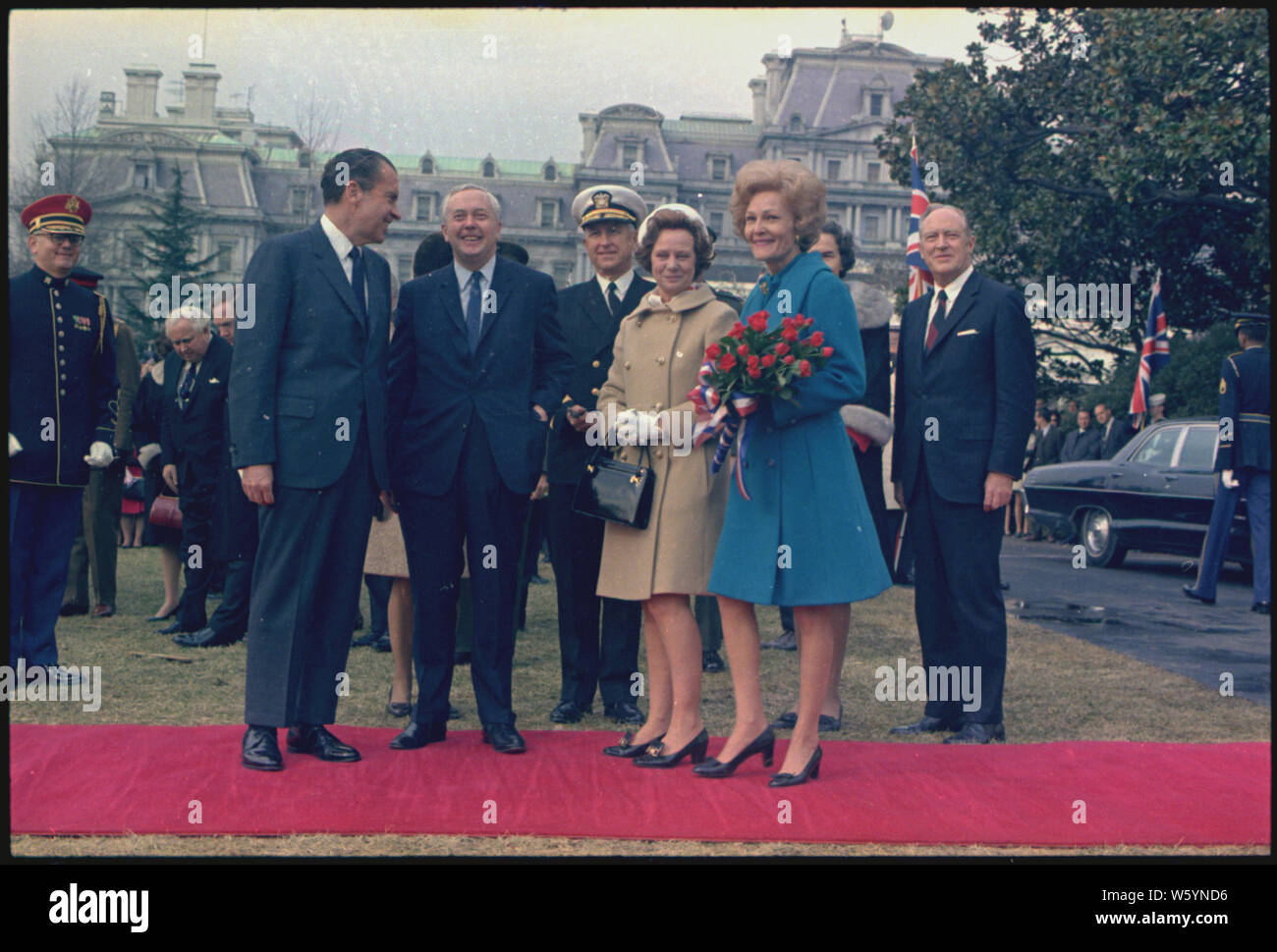 Casa bianca guardie militari e membri della band schierati per la visita del Primo Ministro Harold P. Wilson della Gran Bretagna, campo di applicazione e il contenuto: Oggetto: Capi di Stato - Gran Bretagna. Foto Stock