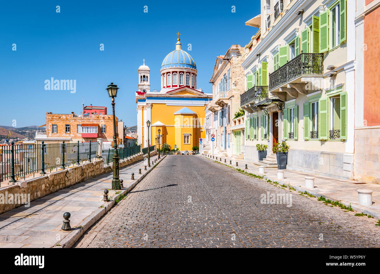 Street con i suoi edifici colorati nel centro della città di ERMOUPOLI, SIROS, Grecia. Foto Stock