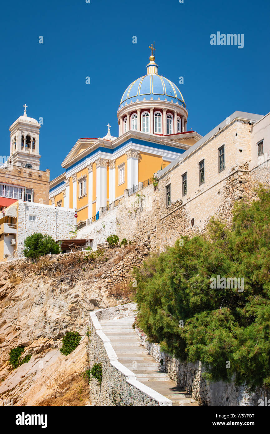Ermoupolis città a Syros Island in Grecia. Zona residenziale di Vaporia con colorati la chiesa di San Nicola in centro città. Foto Stock