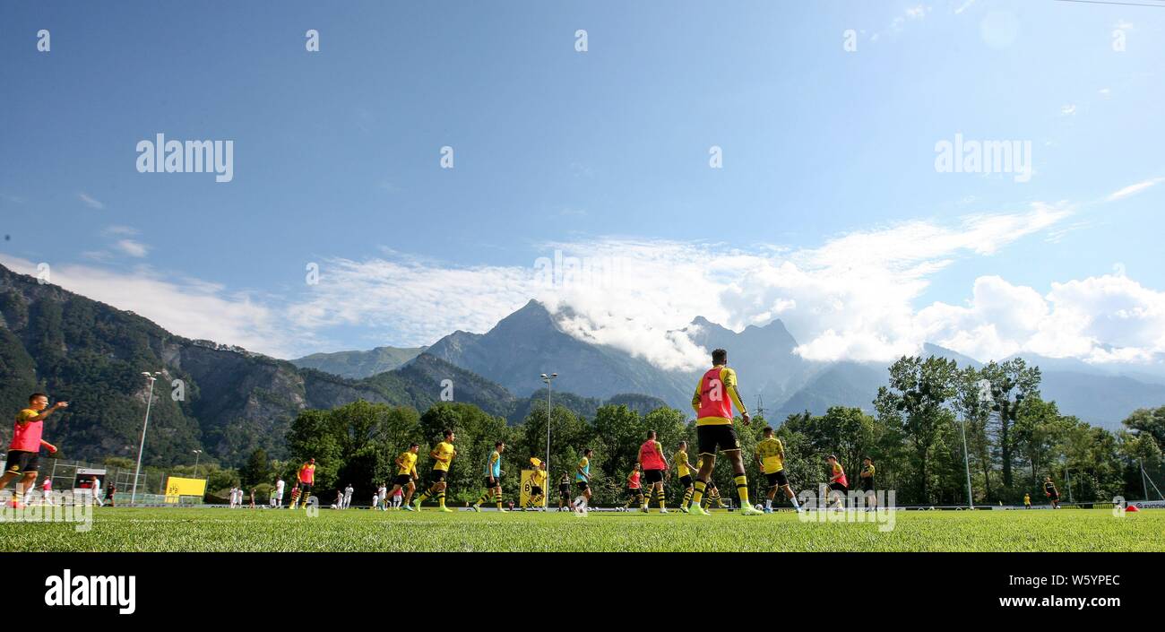 Bad Ragaz, Schweiz. Il 30 luglio, 2019. firo: 30.07.2019, calcio, stagione 2019/2020, Borussia Dortmund, training camp Bad Ragaz, amichevole Borussia Dortmund - FC Zurigo, montagne, panorama, sun sky, depositante, funzione generale | Utilizzo di credito in tutto il mondo: dpa/Alamy Live News Foto Stock